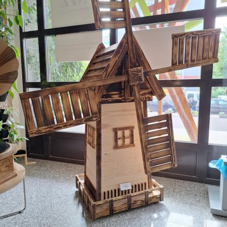 miniatura wiatraka wykonana z drewna