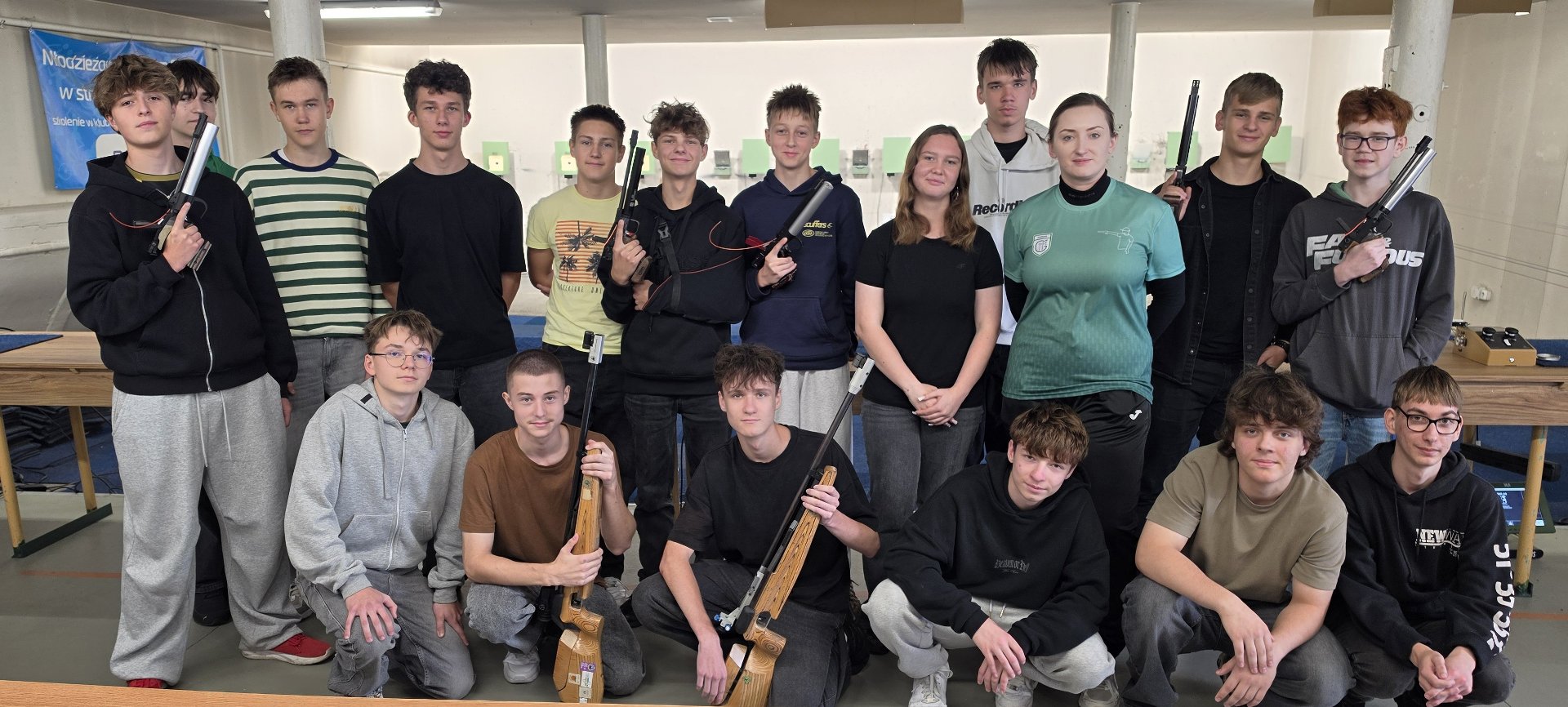 Grupa uczniów na strzelnicy