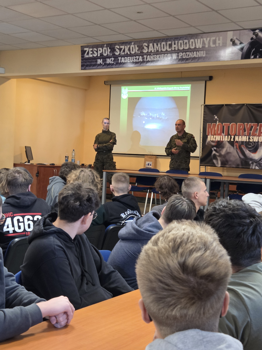 Wojska Obrony Terytorialnej w Zespole Szkół Samochodowych - spotkanie z uczniami Na grafice znajdują się uczniowie siedzący w klasie i oglądający prezentację multimedialną