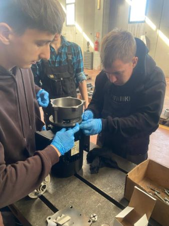 Erasmus+ - Praktyki zawodowe mechatroników, operatorów CNC i robotyków na Sycylii Na zdjęciu praktyki zawodowe mechatroników, operatorów CNC i robotyków na Sycylii z wykorzystaniem urzadzeń.