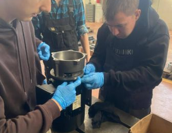 Na zdjęciu praktyki zawodowe mechatroników, operatorów CNC i robotyków na Sycylii z wykorzystaniem urzadzeń.