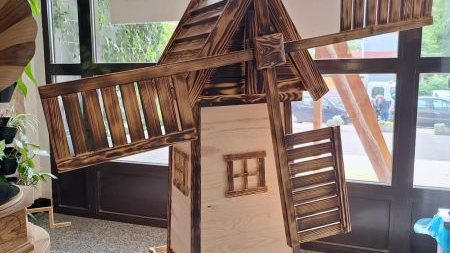 Zdjęcie przedstawia pracę konkursową, wiatrak z drewna