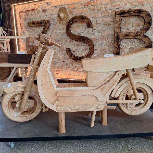 Zdjęcie przedstawia pracę konkursową, motocykl - grafika artykułu