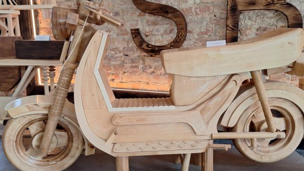 Zdjęcie przedstawia pracę konkursową, motocykl