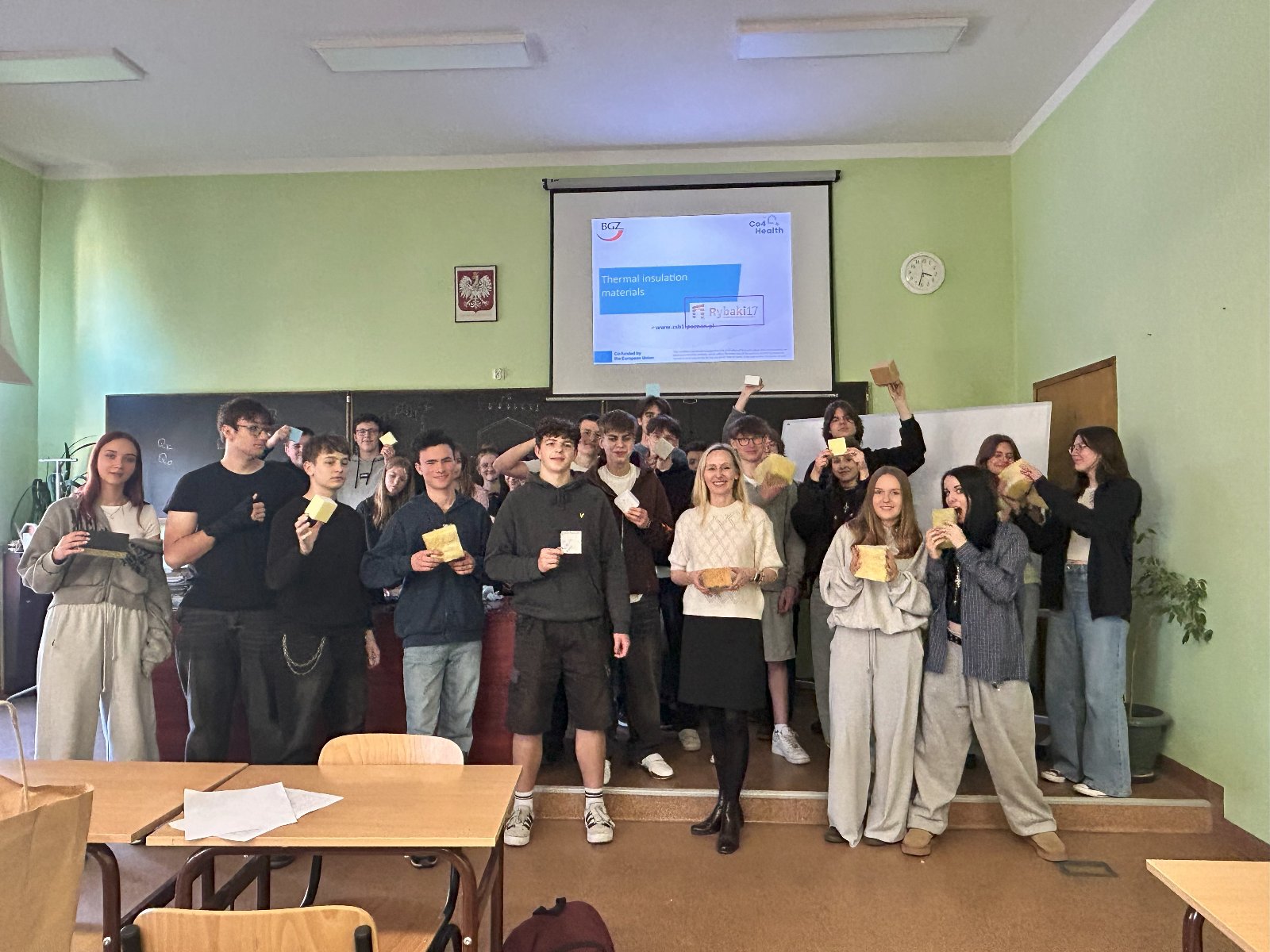 Zdjęcie przedstawia uczniów biorących udział w projekcie - grafika artykułu