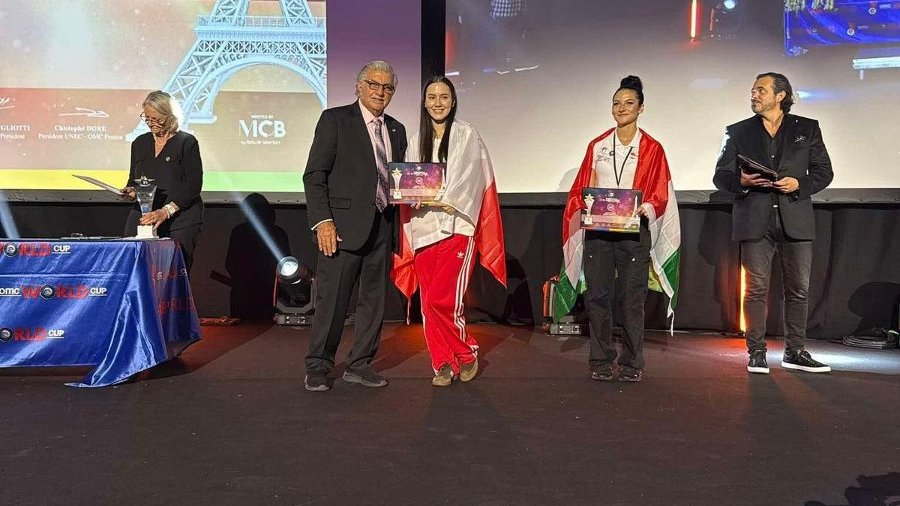 Na zdjęciu przedstawiono moment wręczenia medali i dyplomów podczas Mistrzostw