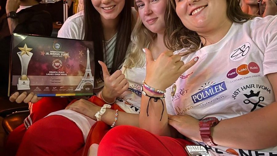 Na zdjęciu uczennice Odzieżówki w trakcie uroczystości Mistrzostw, trzymające dyplom