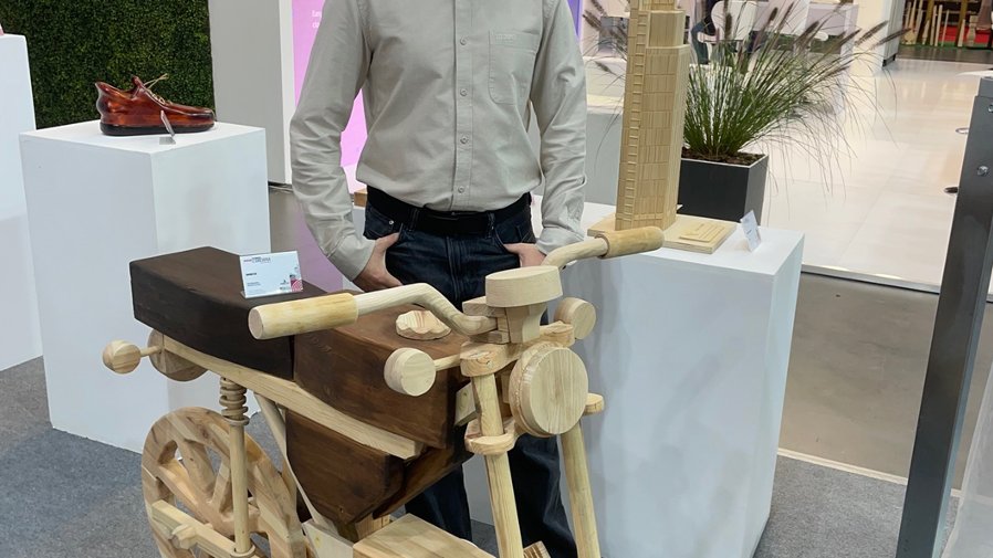 Na zdjęciu przedstawiono motocykl Simson sr50, wykonany z drewna