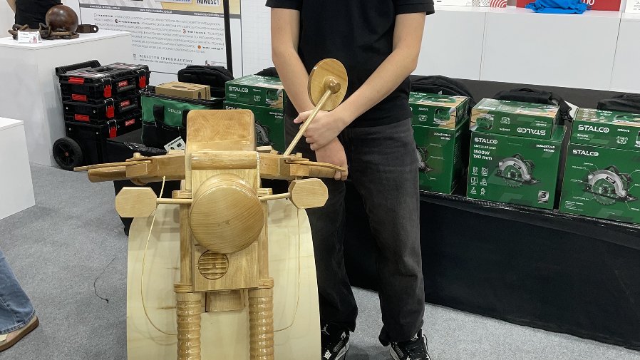 Na zdjęciu przedstawiono motocykl Simson, wykonany z drewna