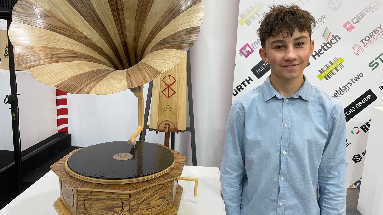 Na zdjęciu przedstawiono gramofon, wykonany z drewna