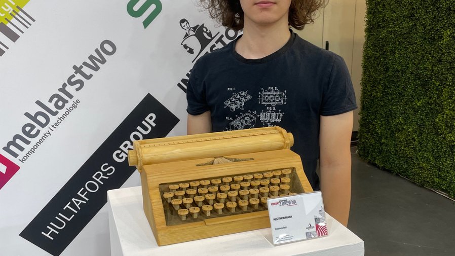 Na zdjęciu przedstawiono maszynę do pisania, wykonaną z drewna