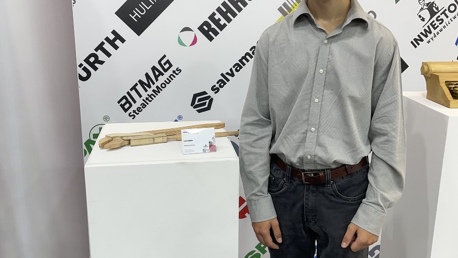 Na zdjęciu przedstawiono klucz szwedzki, wykonany z drewna