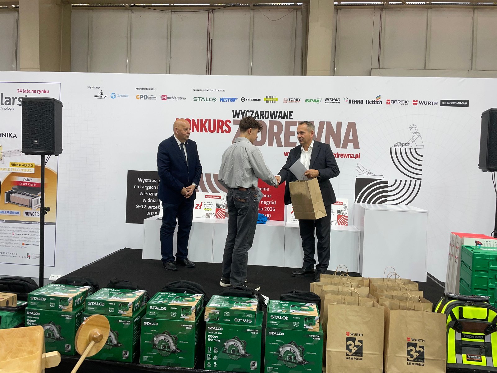 Konkurs "Wyczarowane z drewna" organizowany przez wydawnictwo Inwestor, wręczenie nagród - grafika artykułu