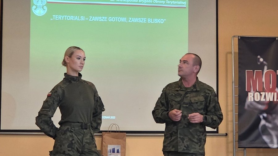 Na grafice znajdują się prowadzący spotkanie z Wojska