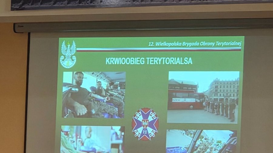 Na grafice znajduje się prezentacja multimedialna