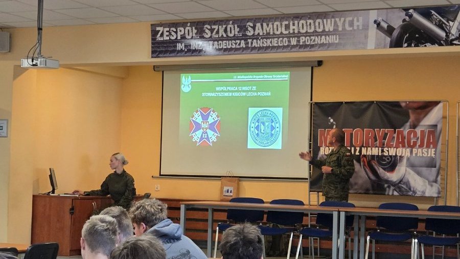 Na grafice znajdują się prowadzący spotkanie z Wojska