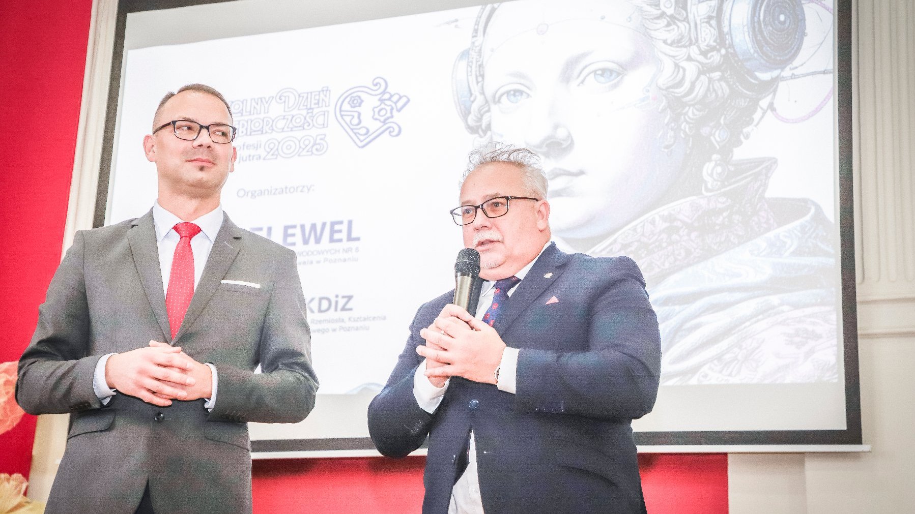 Na zdjęciu znajduje się Mariusz Kubiak - Dyrektor Centrum Wsparcia Rzemiosła, Kształcenia Dualnego i Zawodowego w Poznaniu (na lewo) oraz Wiesław Banaś Zastępca Dyrektora Wydziału Oświaty UMP (na prawo)