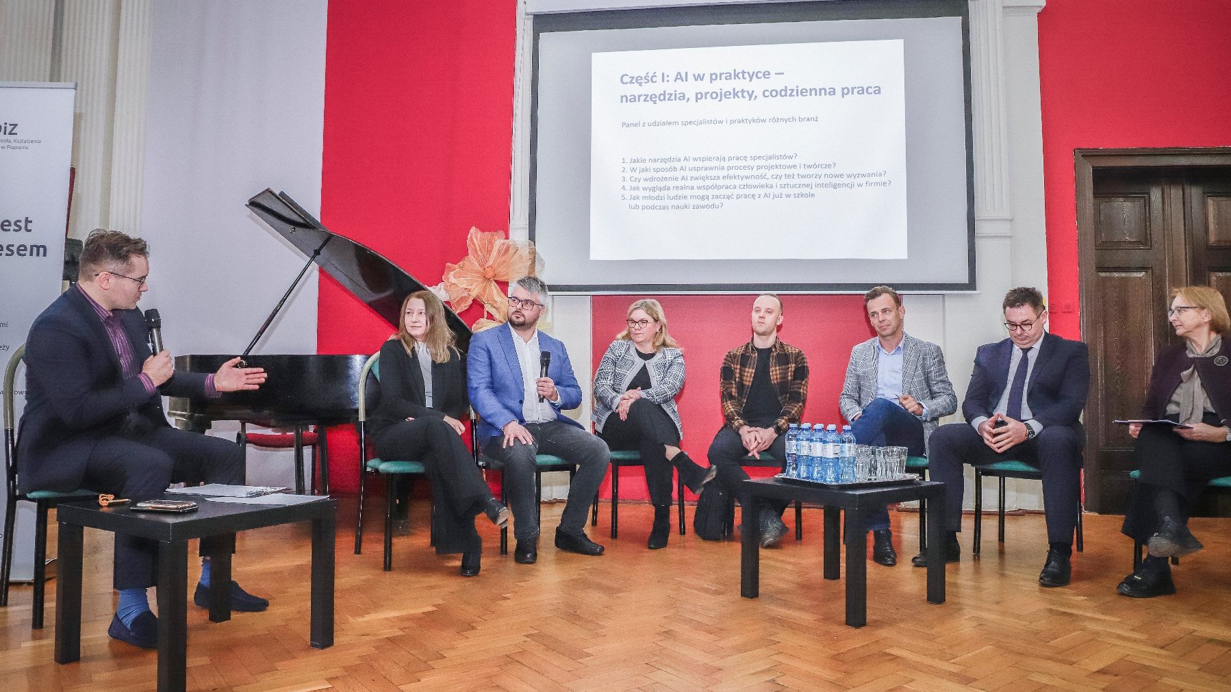 Na zdjęciu przedstawieni są paneliści w trakcie rozmowy.