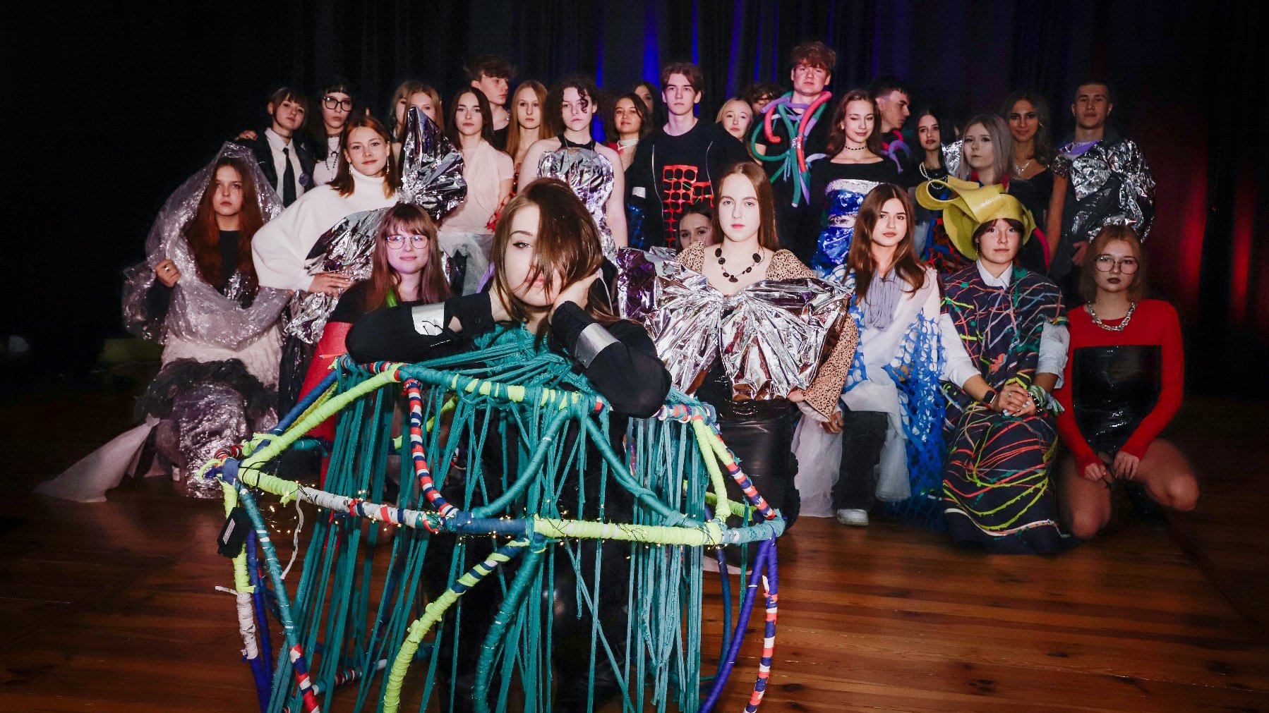 Na zdjęciu młodzież biorąca udział w pokazie mocy, zdjęcie grupowe