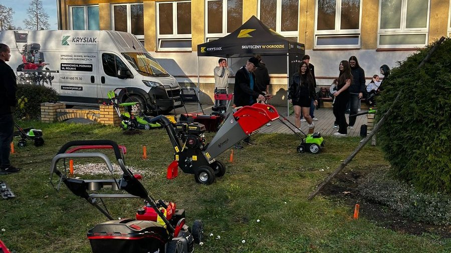 Zdjęcie wykonane przed szkołą, zaprezentowano sprzęt ogrodniczy