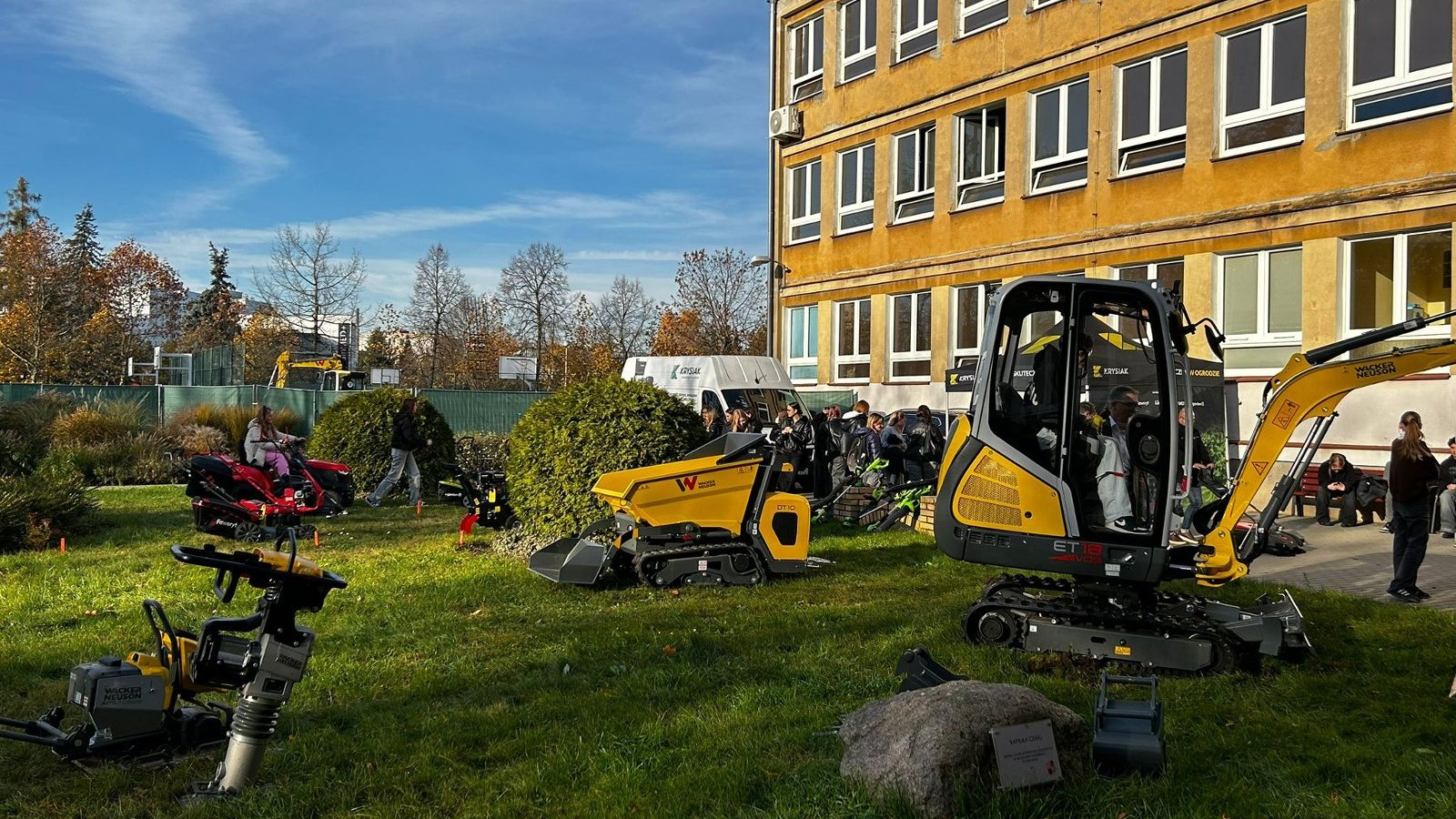 Zdjęcie wykonane przed szkołą, zaprezentowano sprzęt ogrodniczy