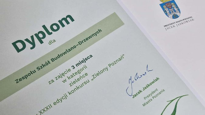 Na zdjęciu znajduje się dyplom podpisany przez Prezydenta Miasta Poznania