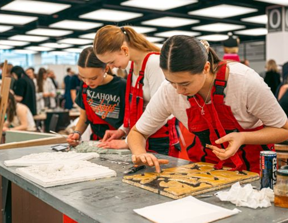 Arena Zawodów już w piatek 7 lutego! Zdjęcie promujące wydarzenie, na zdjęciu trzy dziewczyny promujace zawód technik ceramiki.