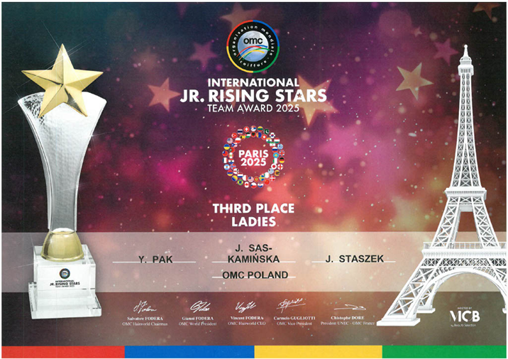 Mistrzynie "Odzieżówki" i Świata - Paryż 2025 Zdjęcie przedstawia dyplom, który otrzymały uczennice Odzieżówki