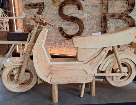 "Wyczarowane z drewna" Zdjęcie przedstawia pracę konkursową, motocykl