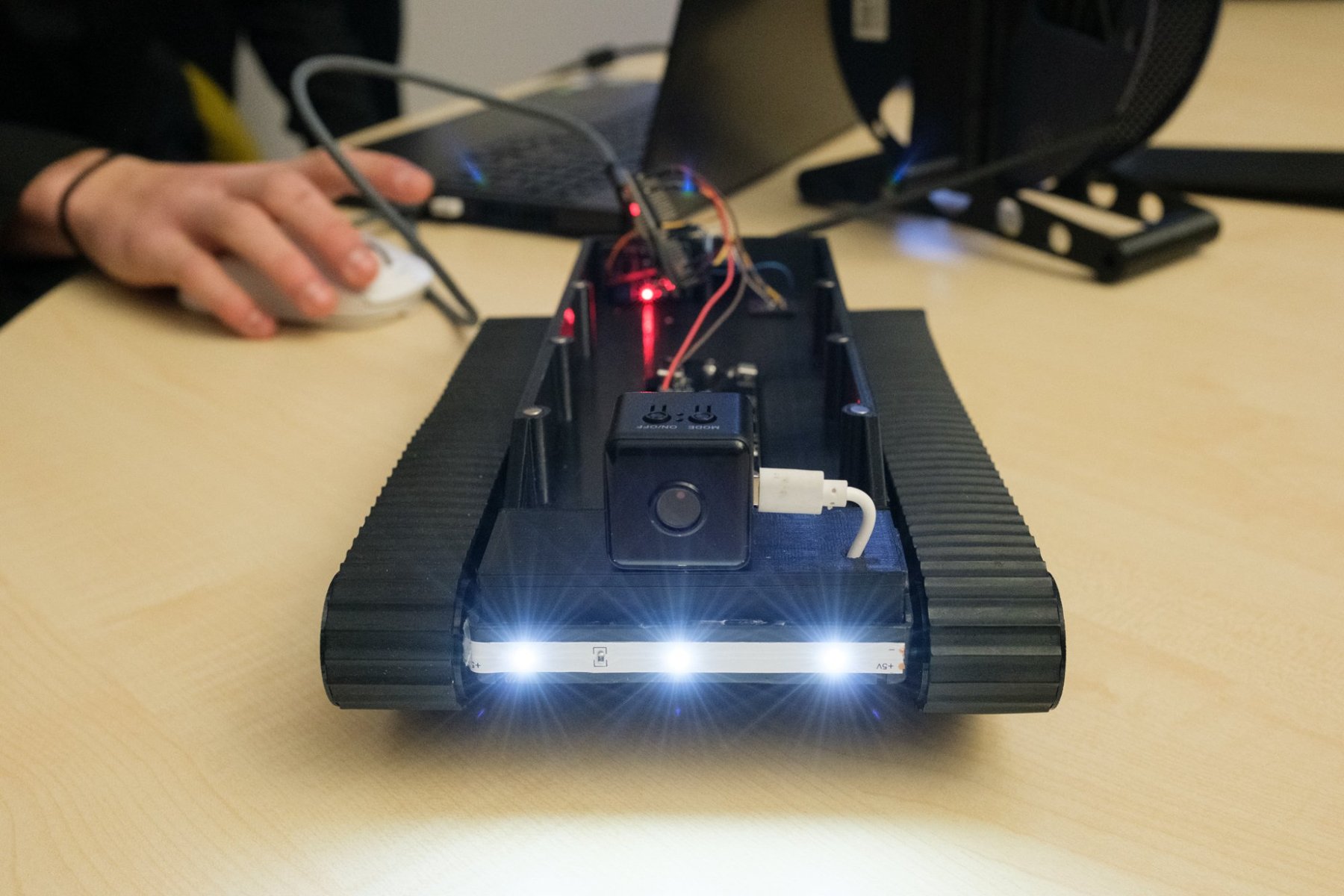 Zdjęcie przedstawia robot w kształcie czołgu.