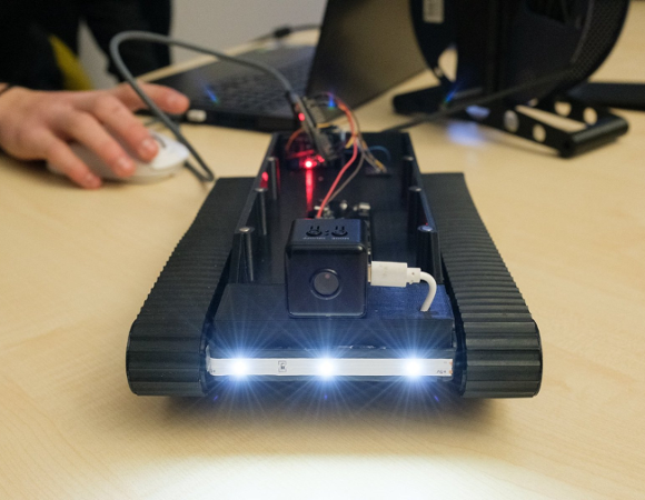 Zdjęcie przedstawia robot w kształcie czołgu.