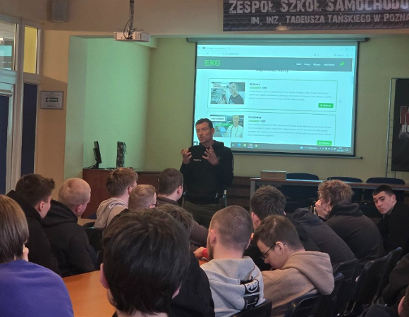 Zdjęcie przedstawia słuchaczy-uczniów i zaproszonego gościa