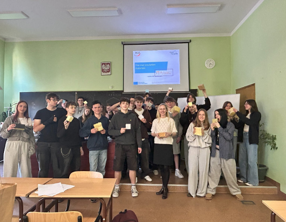 Zdjęcie przedstawia uczniów biorących udział w projekcie