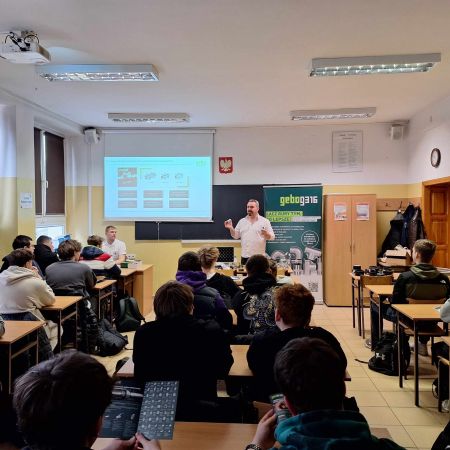 Dzień hydraulika w Zespole Szkół Budowlano-Drzewnych Zdjęcie przedstawia wykład z uczniami w sali lekcyjnej